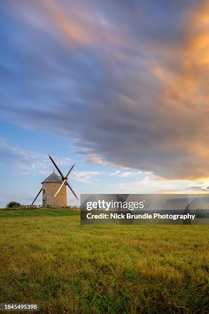 le moulin de moidrey, france - molino de viento tradicional fotografías e imágenes de stock