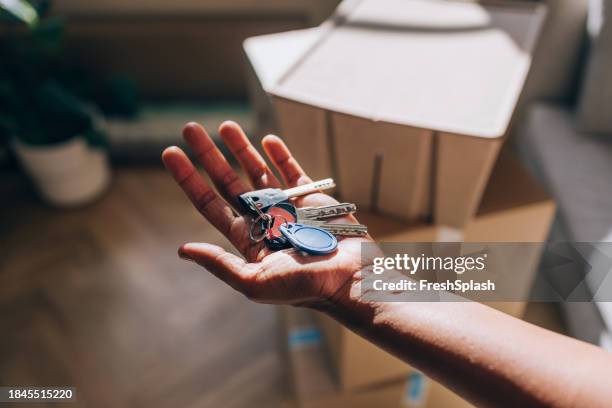 woman holding keys to her new apartment - belongings 個照片及圖片檔