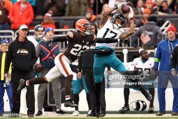 Evan Engram of the Jacksonville Jaguars catches a pass during the second quarter against the Cleveland Browns at Cleveland Browns Stadium on December...