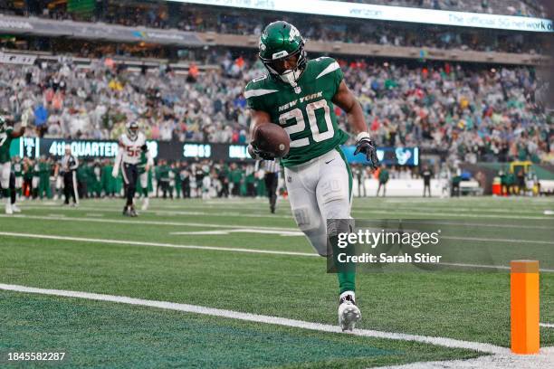 Breece Hall of the New York Jets scores a touchdown during the fourth quarter in the game against the Houston Texans at MetLife Stadium on December...