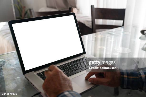 foto eines älteren mannes mit laptop - old monitor computer stock-fotos und bilder