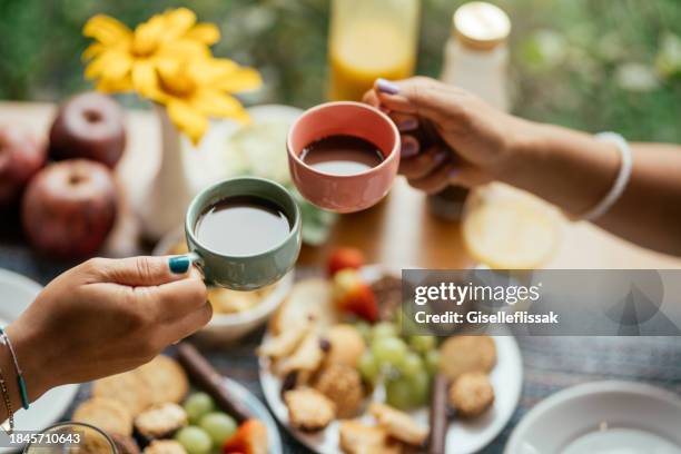 casal tomando café juntos durante o café da manhã no pátio de um bnb - café da manhã - fotografias e filmes do acervo