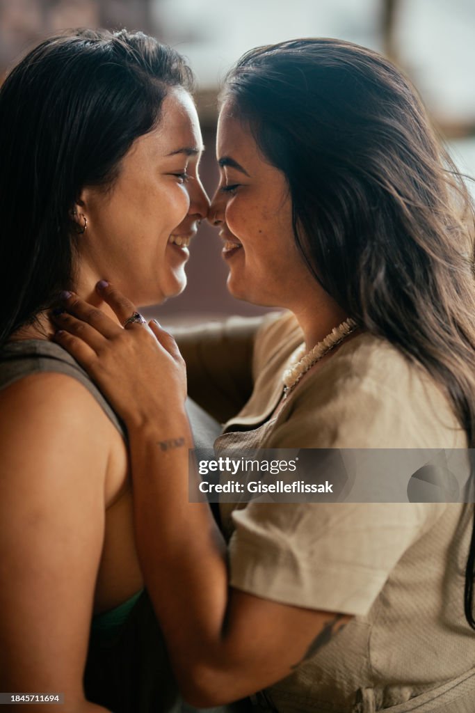 Couple aimant souriant tout en se tenant dans les bras l’un de l’autre à l’extérieur