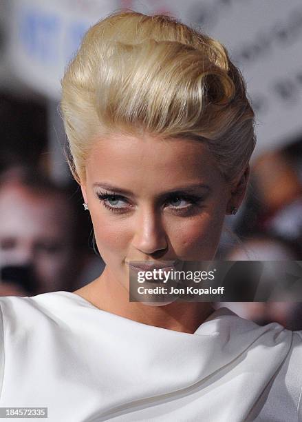 Actress Amber Heard arrives at the Los Angeles Premiere "Zombieland" at Grauman's Chinese Theatre on September 23, 2009 in Hollywood, California.