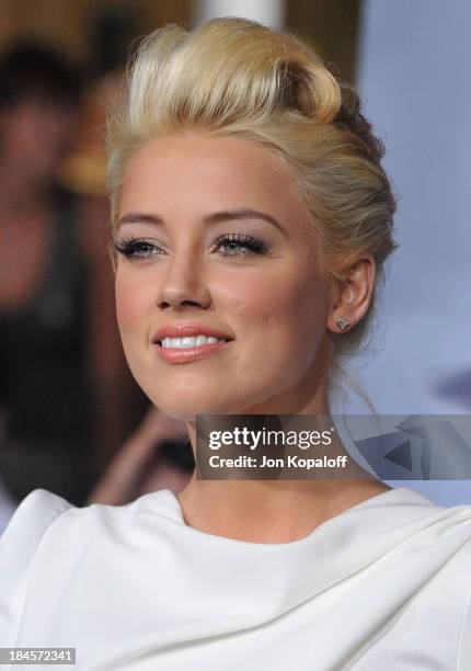 Actress Amber Heard arrives at the Los Angeles Premiere "Zombieland" at Grauman's Chinese Theatre on September 23, 2009 in Hollywood, California.