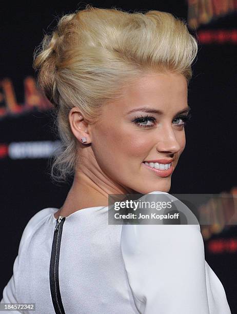 Actress Amber Heard arrives at the Los Angeles Premiere "Zombieland" at Grauman's Chinese Theatre on September 23, 2009 in Hollywood, California.