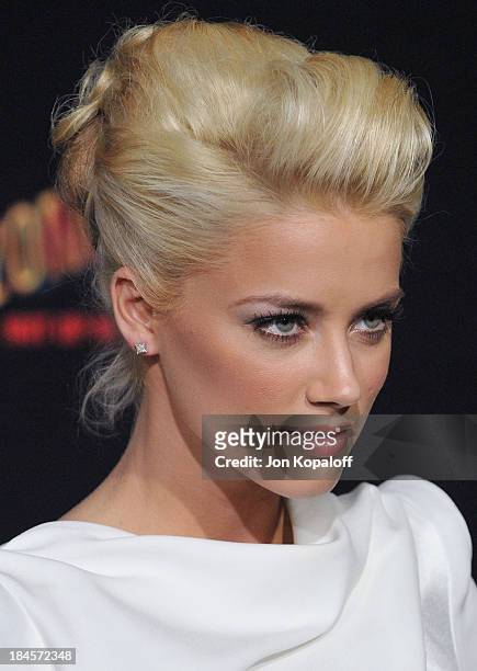Actress Amber Heard arrives at the Los Angeles Premiere "Zombieland" at Grauman's Chinese Theatre on September 23, 2009 in Hollywood, California.