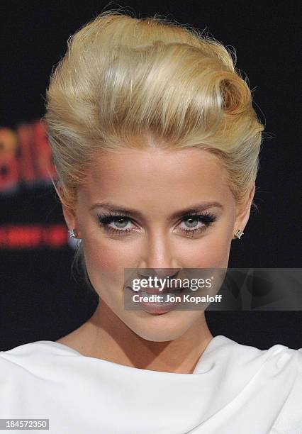 Actress Amber Heard arrives at the Los Angeles Premiere "Zombieland" at Grauman's Chinese Theatre on September 23, 2009 in Hollywood, California.