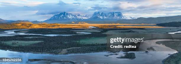 fiume serrano con vista su cerro torre, torres del paine, cile. valle del fiume serrano. le curve morbide del fiume - peperoncino-serrano foto e immagini stock