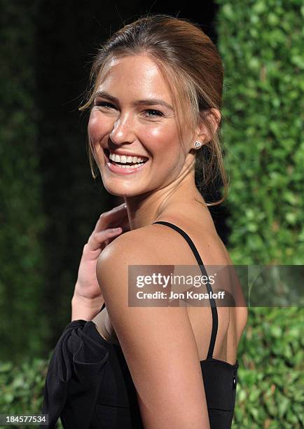 Model/actress Bar Refaeli arrives at the 2009 Vanity Fair Oscar Party at the Sunset Tower on February 22, 2009 in West Hollywood, California.