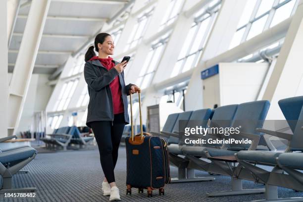woman at the airport traveling alone - aeroporto stock pictures, royalty-free photos & images