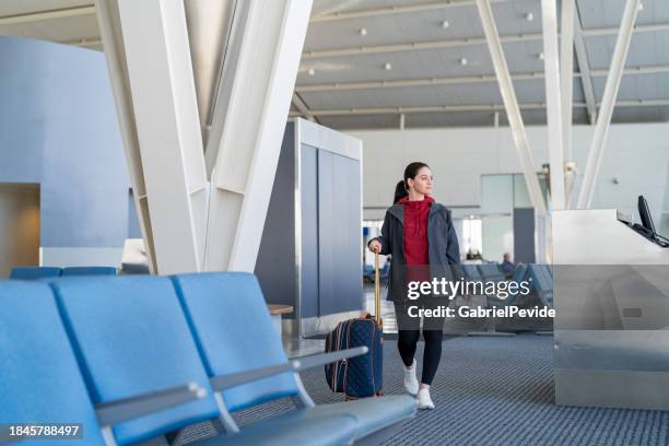 woman at the airport traveling alone - aeroporto stock pictures, royalty-free photos & images