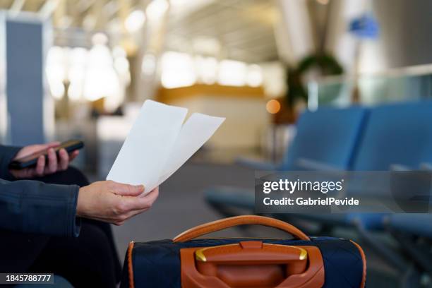 woman at the airport traveling alone - aeroporto stock pictures, royalty-free photos & images