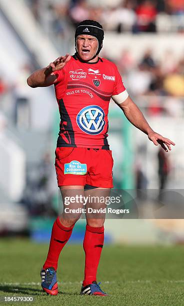 Matt Giteau of Toulon shouts intructions during the Heineken Cup Pool 2 match between Toulon and Glasgow Warriors at the Felix Mayol Stadium on...