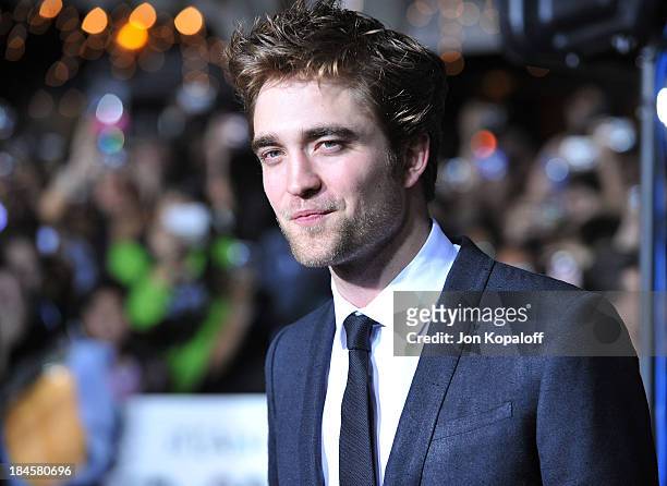 Actor Robert Pattinson arrives at the Los Angeles Premiere jk"The Twilight Saga: New Moon" at Mann Bruin Theatre on November 16, 2009 in Westwood,...