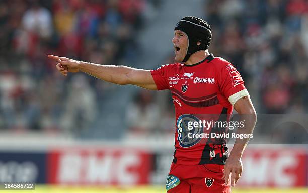 Matt Giteau of Toulon shouts instructions during the Heineken Cup Pool 2 match between Toulon and Glasgow Warriors at the Felix Mayol Stadium on...