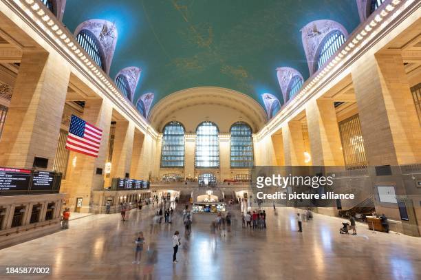 September 2023, USA, New York: Visitors stand in Grand Central Terminal. Photo: Sebastian Kahnert/dpa