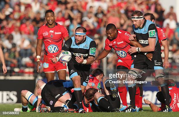 Ed Kalman of Glasgow passes the ball during the Heineken Cup Pool 2 match between Toulon and Glasgow Warriors at the Felix Mayol Stadium on October...