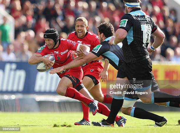 Matt Giteau of Toulon breaks with the ball during the Heineken Cup Pool 2 match between Toulon and Glasgow Warriors at the Felix Mayol Stadium on...