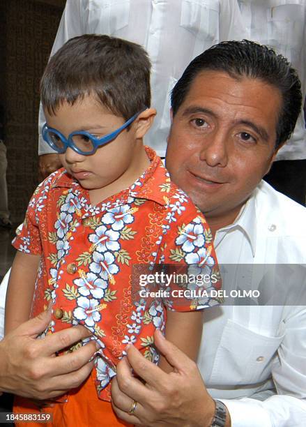 El Presidente de Panamá, Martín Torrijos, se toma una fotografía con un niño con capacidades diferentes al término de la inauguración del XIV...