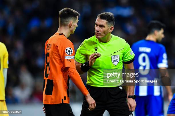 Referee István Kovács talks to Dmytro Kryskiv of Shakhtar during the UEFA Champions League Group Stage match between FC Porto and FC Shakhtar Donetsk...