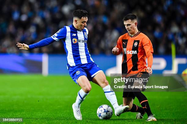 Eduardo Aquino Pepê of FC Porto fights for the ball with Dmytro Kryskiv of Shakhtar during the UEFA Champions League Group Stage match between FC...