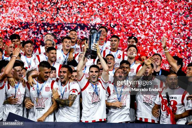 Mauro Boselli of Estudiantes de La Plata lifts the trophy with teammates after winning the final match of Copa Argentina 2023 between Estudiantes and...