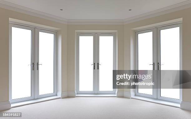 branco porta para o pátio, janelas isolado - janela saliente - fotografias e filmes do acervo
