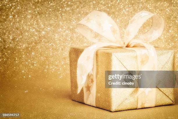 golden christmas gift box - glamour presents stock pictures, royalty-free photos & images