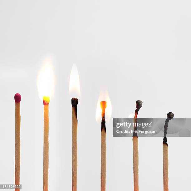 match brennen-bild progressionon grau - streichhölzer stock-fotos und bilder