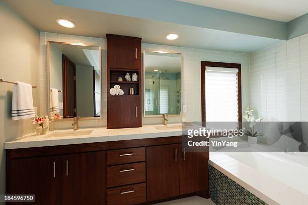 tocador con lavamanos, espejo para maquillaje, bañera del baño de diseño moderno de hogar - bathroom vanity fotografías e imágenes de stock