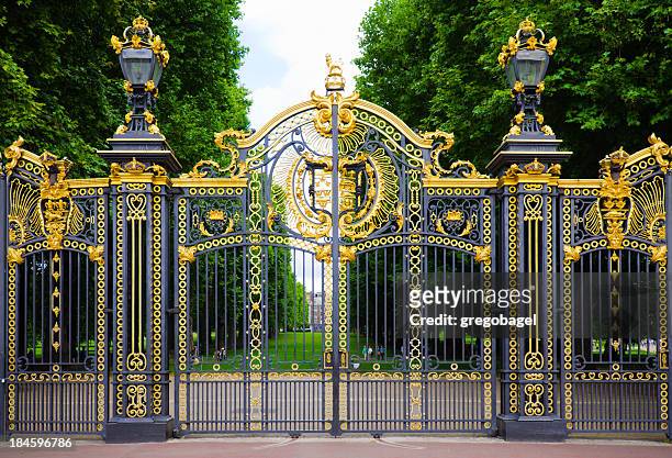 die canada gate im green park, london, england - buckingham palace stock-fotos und bilder