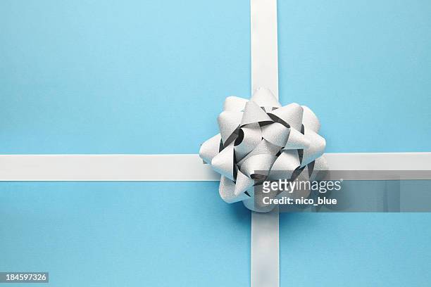 silber schleife auf blau - weihnachten geschenke stock-fotos und bilder