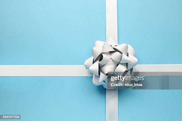 fiocco blu su argento - christmas ribbon foto e immagini stock