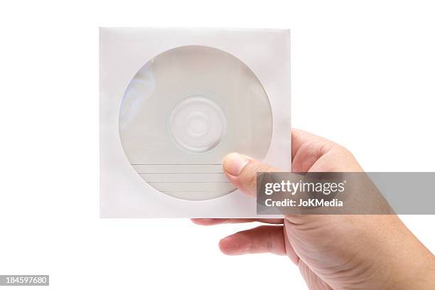 segurar o cd no caso de papel - disco óptico imagens e fotografias de stock