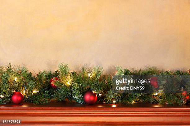 navidad mantel - repisa de chimenea fotografías e imágenes de stock