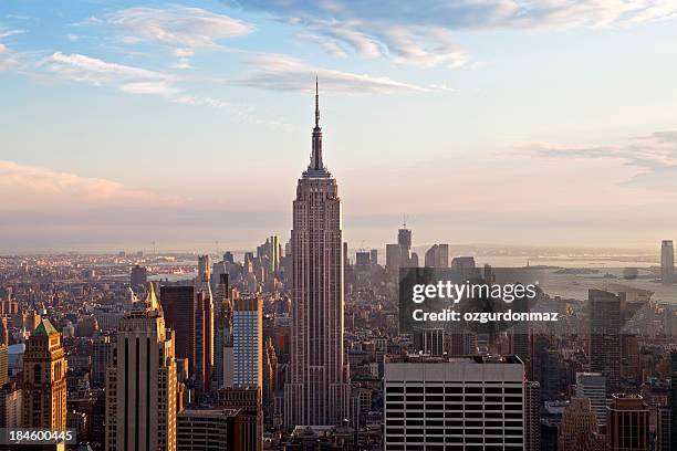 edificio empire state y el centro de la ciudad - centro rockefeller fotografías e imágenes de stock