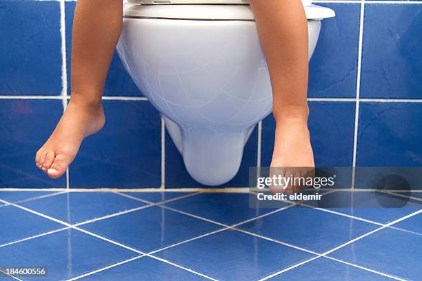 child sitting on the toilet - childrens closet stockfoto's en -beelden