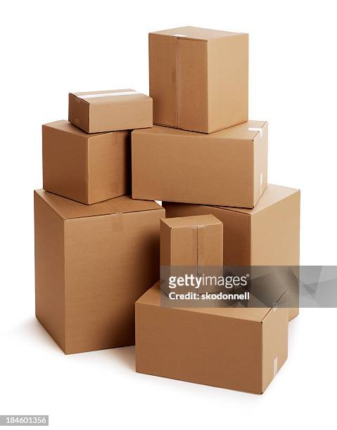 cardboard boxes on white - bruin pak stockfoto's en -beelden