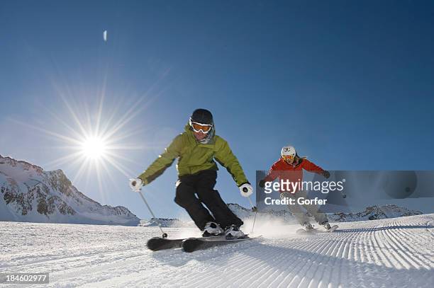 esquiador em ação com o sol por trás - ski closeup imagens e fotografias de stock
