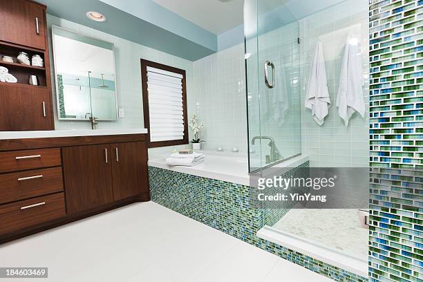 moderne badezimmer mit verglaster dusche - bathroom vanity stock-fotos und bilder