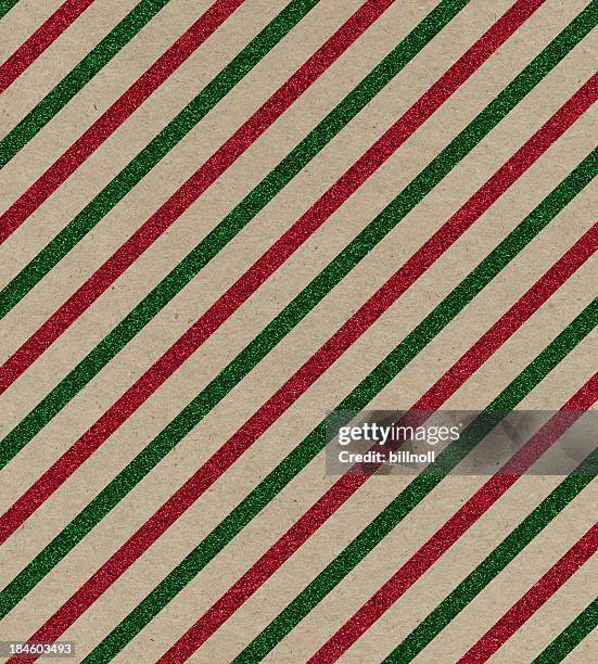 braunes papier mit roten und grünen glitzerstreifen - christmas wrapping paper stock-fotos und bilder