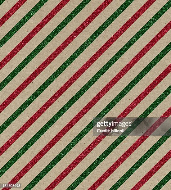 papier kraft avec rouge et vert de rayures à paillettes - papier cadeau de noël photos et images de collection