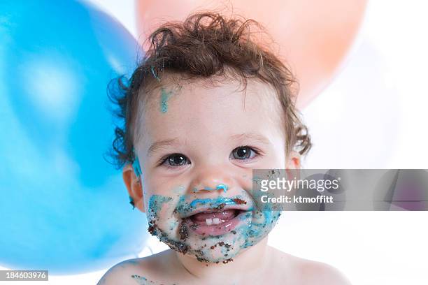 baby boy with cake face - eerste verjaardag stockfoto's en -beelden