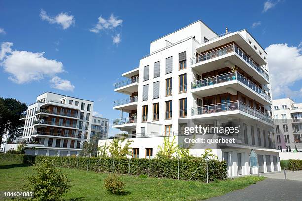 neue apartments - modern apartment exterior stock-fotos und bilder