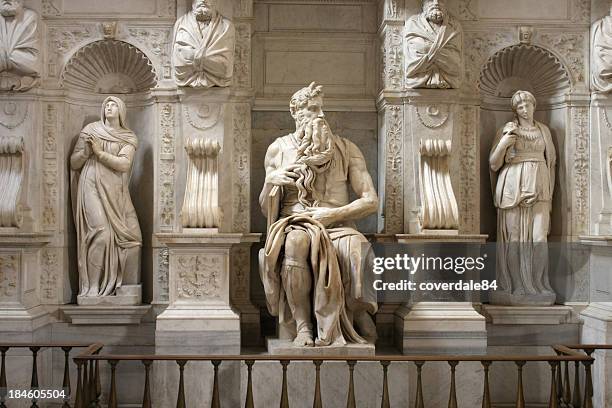estatua de moisés de miguel ángel en roma, italia - moses fotografías e imágenes de stock