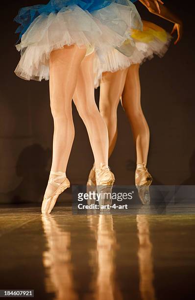 piernas de ballerinas-balet fondo con espacio de copia - leg show fotografías e imágenes de stock