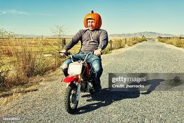 redneck pumpkin motorcycle racer - motor racing track stockfoto's en -beelden