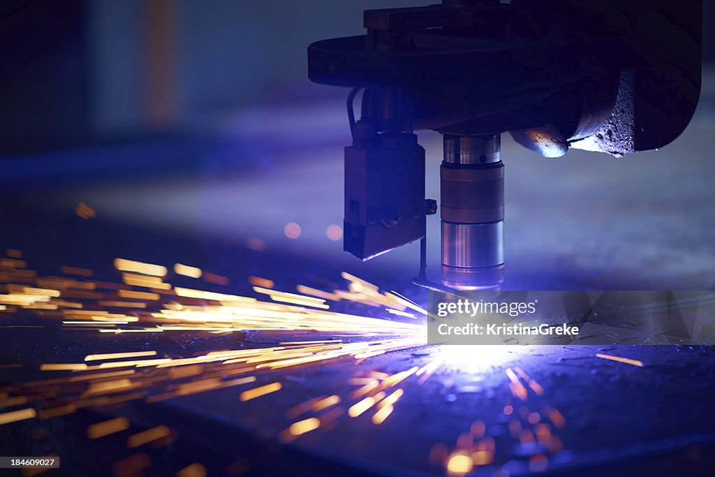 Cutting metal with plasma laser