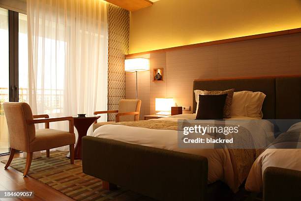 habitación de hotel de lujo - habitación de hotel fotografías e imágenes de stock